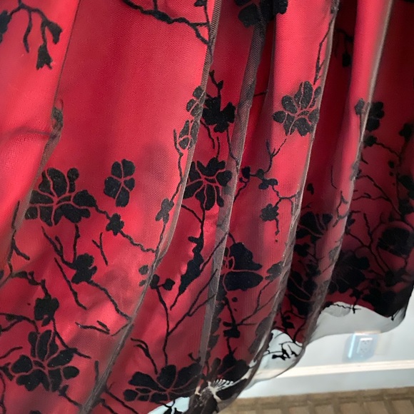 Stunning red holiday skirt - Picture 3 of 3